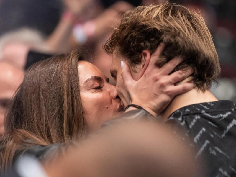 Ein Kuss für den Sieger: Alexander Zverev und seine Freundin Sophia Thomalla. Foto: Georg Hochmuth/APA/dpa