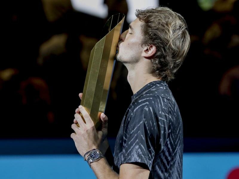 Alexander Zverev holte sich in Wien seinen insgesamt 18. Titel. Foto: Lisa Leutner/AP/dpa