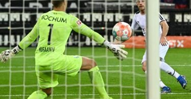 Mönchengladbachs Jonas Hofmann trifft zum zwischenzeitlichen 2:0. Foto: Federico Gambarini/dpa