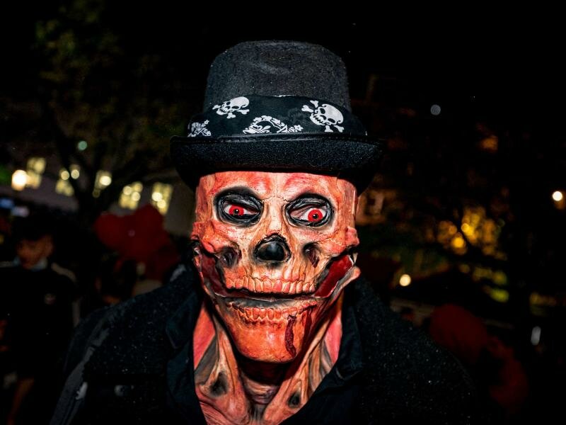 Ein Mann mit einer Totenkopf-Maske und glühenden roten Augen bei der Essener Halloween-Parade. Neben fantasievollen Kostümen gab es in der&nbsp;Nacht in Teilen Deutschlands auch Ruhestörungen, Böllerwürfe und Ausschreitungen. Foto: Malte Krudewig/dpa