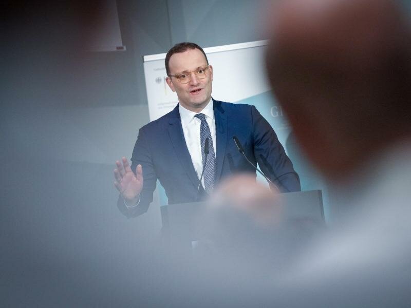 Jens Spahn, geschäftsführender Bundesgesundheitsminister. Angesichts stark steigender Corona-Zahlen fordert der CDU-Politiker die Länder auf, ihre Impfzentren wieder hochzufahren. Foto: Kay Nietfeld/dpa