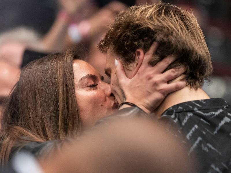 Nach dem Sieg bekam Alexander Zverev einen Kuss von seiner Freundin Sophia Thomalla. Foto: Georg Hochmuth/APA/dpa