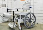 Stabile Haltegriffe erleichtern das Benutzen der Toilette. Foto: Kirsten Neumann/dpa-tmn
