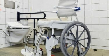 Stabile Haltegriffe erleichtern das Benutzen der Toilette. Foto: Kirsten Neumann/dpa-tmn