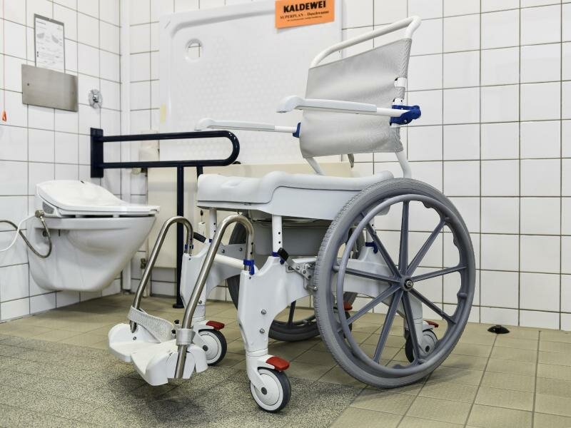 Stabile Haltegriffe erleichtern das Benutzen der Toilette. Foto: Kirsten Neumann/dpa-tmn