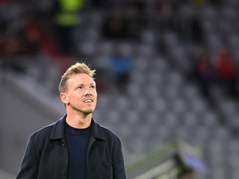 Kann gegen Benfica mit hoher Wahrscheinlichkeit wieder auf der Bayern-Bank Platz nehmen: Trainer Julian Nagelsmann. Foto: Sven Hoppe/dpa