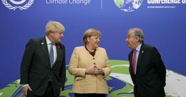 Boris Johnson (l), Antonio Guterres und Angela Merkel bei ihrer Ankunft auf dem UN-Klimagipfel COP26 in Glasgow. Foto: Alastair Grant/POOL AP/dpa