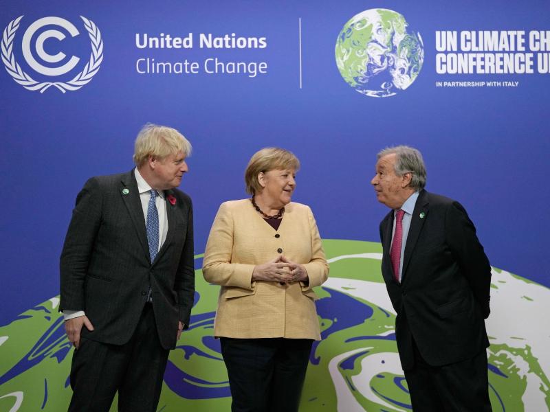 Boris Johnson (l), Antonio Guterres und Angela Merkel bei ihrer Ankunft auf dem UN-Klimagipfel COP26 in Glasgow. Foto: Alastair Grant/POOL AP/dpa