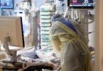 Ein Intensivpfleger ist auf einer Intensivstation bei einem Covid-19-Patienten. (Archivbild). Foto: Sebastian Gollnow/dpa