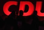 Delegierte sitzen beim 115. Landesparteitag der CDU Hessen vor dem Partei-Logo. (Archivbild). Foto: Swen Pförtner/dpa