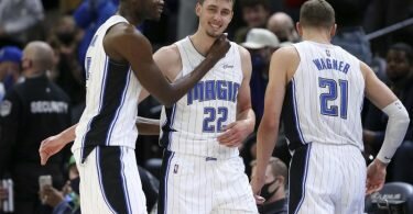Mo Bamba (5) von den Orlando Magic feiert mit seinem Teamkollegen Franz Wagner (22) nach dem 115:97-Sieg ihres Teams gegen die Minnesota Timberwolves. Foto: Stacy Bengs/AP/dpa