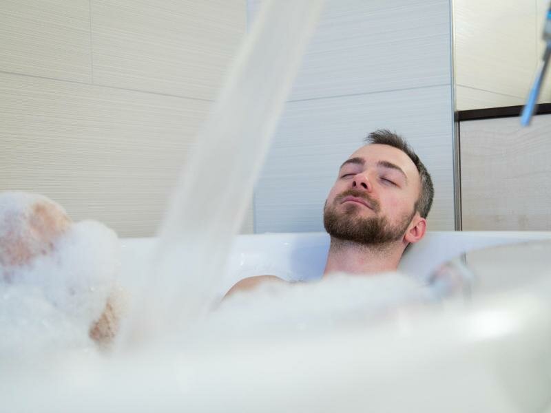 Wellness mit Effekt: Ein heißes Bad ist entspannend für gereizte Muskeln. Foto: Christin Klose/dpa-tmn