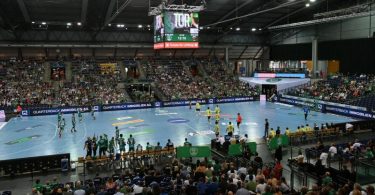 Auch in der Handball-Bundesliga füllen sich die Hallen langsam wieder. Foto: Hendrik Schmidt/dpa-Zentralbild/ZB