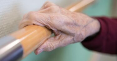 Handläufe zum Festhalten können die Wohnung für Menschen mit Alzheimer sicherer machen. Foto: Sebastian Kahnert/dpa-Zentralbild/dpa-tmn