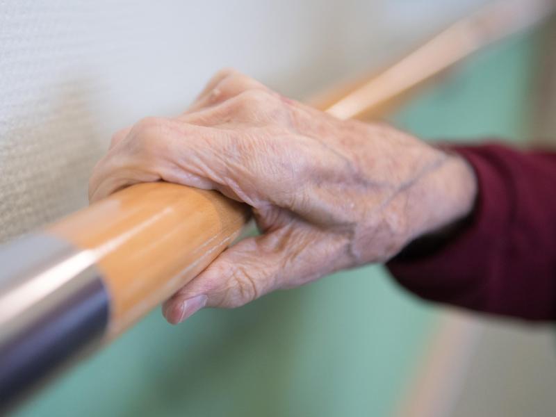 Handläufe zum Festhalten können die Wohnung für Menschen mit Alzheimer sicherer machen. Foto: Sebastian Kahnert/dpa-Zentralbild/dpa-tmn