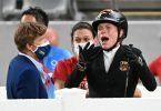 Sorgten in Tokio für einen Eklat beim Reiten: Annika Schleu (r) und Bundestrainerin Kim&nbsp;Raisner (M). Foto: Marijan Murat/dpa