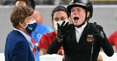 Sorgten in Tokio für einen Eklat beim Reiten: Annika Schleu (r) und Bundestrainerin Kim&nbsp;Raisner (M). Foto: Marijan Murat/dpa