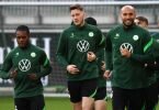 Wout Weghorst (2.v.l.) vom VfL Wolfsburg gibt gegen Salzburg sein Comeback nach einer zweiwöchigen Quarantäne. Foto: Swen Pförtner/dpa