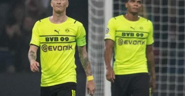Wollen Wiedergutmachung: Dortmunds Marco Reus (l) und Manuel Akanji. Foto: Bernd Thissen/dpa/Archivbild