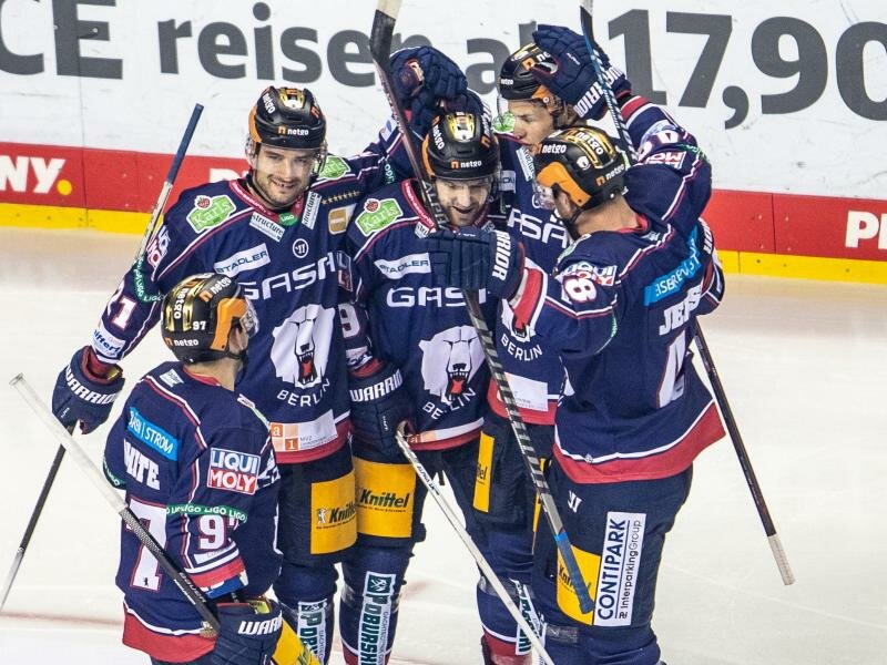 Die Eisbären feiern den dritten Heimerfolg. Foto: Andreas Gora/dpa/Archivbild