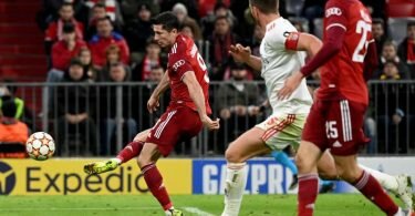 Mehrfach erfolgreich: Münchens Robert Lewandowski (l) erzielt den Treffer zum 5:2. Foto: Sven Hoppe/dpa