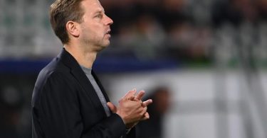 Wolfsburgs Trainer Florian Kohfeldt gestikuliert. Foto: Swen Pförtner/dpa