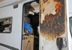 Das Wohnmobil der NSU-Terrorzelle steht mit Brandspuren in der Asservatenkammer des Bundeskriminalamtes. Foto: Oliver Berg/dpa