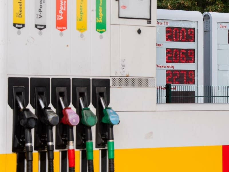 Die Preisanzeige einer Tankstelle an der Autobahn A7 im Landkreis Hildesheim. (Archivbild). Foto: Julian Stratenschulte/dpa