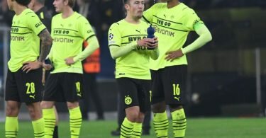 Dortmunds Axel Witsel (l-r), Dortmunds Julian Brandt, Dortmunds Felix Passlack und Dortmunds Manuel Akanji nach dem Spiel. Foto: Bernd Thissen/dpa