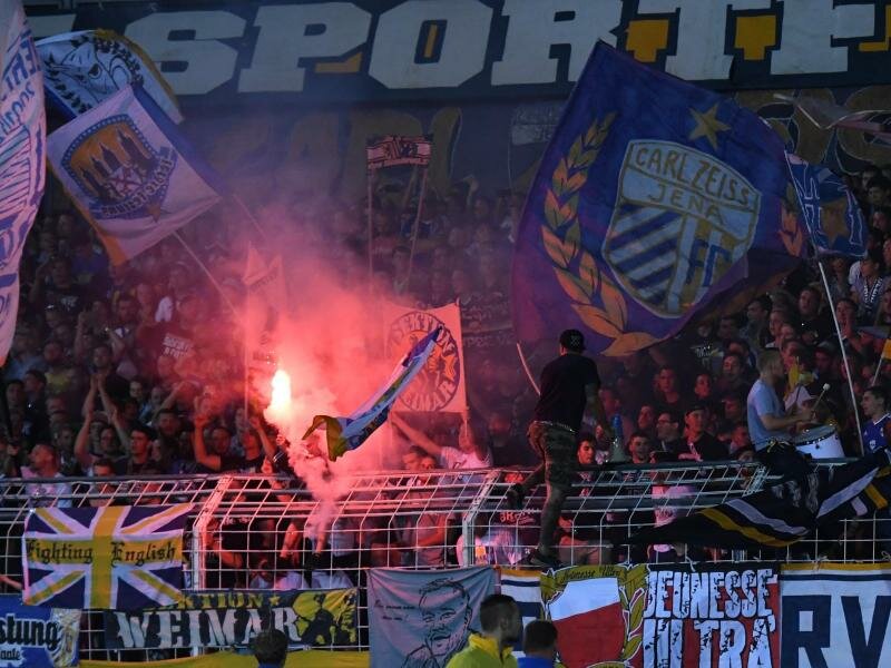 Der Deutsche Fußball-Bund darf Vereine weiterhin wegen des Verhaltens ihrer Zuschauer mit Geldstrafen belegen. Foto: Hendrik Schmidt/dpa-Zentralbild/dpa