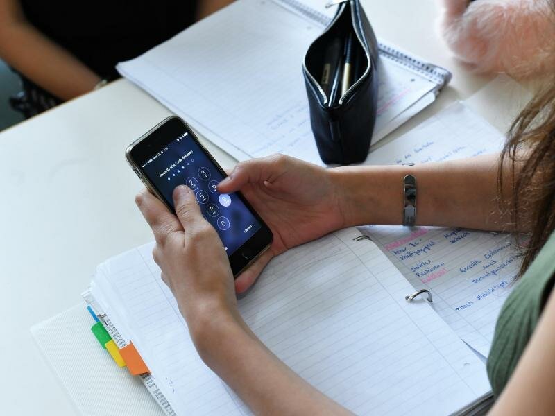 Seit der Corona-Pandemie verbringen Kinder und Jugendliche mehr Zeit am Smartphone und am PC. Auch tritt häufiger ein pathologisches Nutzungsverhalten auf. Foto: Jens Kalaene/ZB/dpa