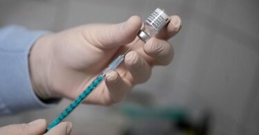 Eine Whistleblowerin berichtet von Unregelmäßigkeiten bei der Studie zum Biontech/Pfizer-Impfstoff. Experten sehen darin keinen Anlass, an der Wirksamkeit des Vakzins zu zweifeln. Foto: Sebastian Gollnow/dpa