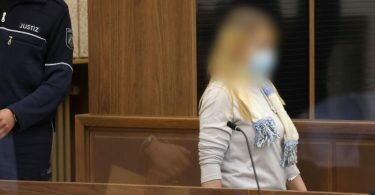 Die 28-jährige Angeklagte im Gerichtssaal. Foto: Oliver Berg/dpa