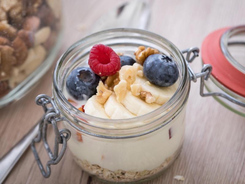 Gesund und lecker: Yoghurt oder Quark mit Obst und Haferflocken macht satt und gibt Energie. Foto: Christin Klose/dpa-tmn