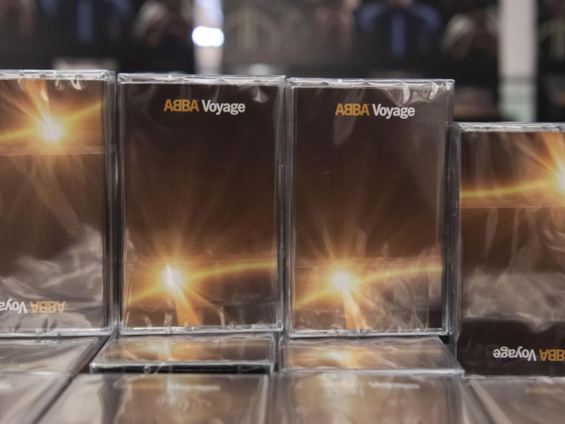 Das neue ABBA-Album steht nach dem Start des Mitternachtsverkaufes auch als Kassette im Kulturkaufhaus Dussmann. Foto: Paul Zinken/dpa