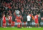 Die Mannschaft von Union Berlin steht nach Spielende vor dem Fanblock. Foto: Andreas Gora/dpa