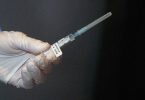 Booster Spritze - Ja oder Nein? Laut einer Umfrage wollen sich 70 Prozent der vollständig Geimpften einer Auffrischungsimpfung unterziehen. Foto: Thomas Frey/dpa Pool/dpa/Symbolbild