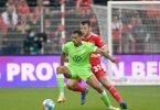 Der Wolfsburger Lukas Nmecha (l) steht vor seinem A-Länderspieldebüt. Foto: Matthias Koch/dpa