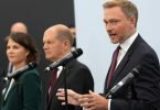 Olaf Scholz (SPD) zwischen Annalena Baerbock (Grüne) und FDP-Chef Christian Lindner. Foto: Kay Nietfeld/dpa