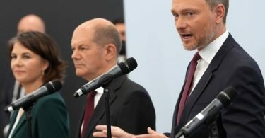 Olaf Scholz (SPD) zwischen Annalena Baerbock (Grüne) und FDP-Chef Christian Lindner. Foto: Kay Nietfeld/dpa