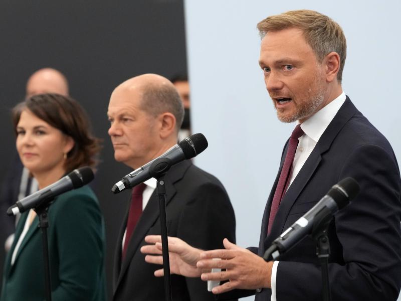 Olaf Scholz (SPD) zwischen Annalena Baerbock (Grüne) und FDP-Chef Christian Lindner. Foto: Kay Nietfeld/dpa