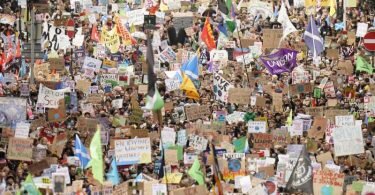 Tausende Menschen fordern in Glasgow mehr Tempo beim Klimaschutz. Foto: Danny Lawson/PA/dpa