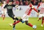 Gladbachs Jonas Hofmann (l) und Moussa Niakhaté vom FSV Mainz 05 im Zweikampf. Foto: Uwe Anspach/dpa