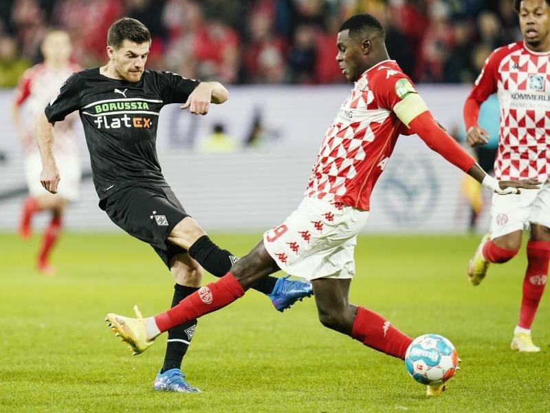 Gladbachs Jonas Hofmann (l) und Moussa Niakhaté vom FSV Mainz 05 im Zweikampf. Foto: Uwe Anspach/dpa