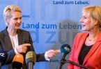 Ministerpräsidentin Manuela Schwesig (l) und Simone Oldenburg (r), Fraktionschefin der Linken. Foto: Jens Büttner/dpa-Zentralbild/dpa