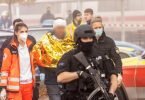 Eine festgenommene männliche Person wird von Polizei und Rettungskräften weggeführt. Foto: Fabian Schreiner/dpa