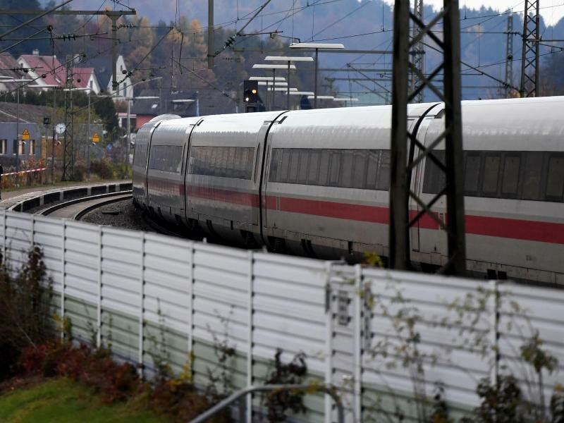 Nach der Messerattacke im ICE steht der Schnellzug in Seubersdorf. Drei Menschen sind schwer verletzt worden. Foto: Angelika Warmuth/dpa