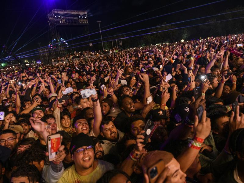 Festivalbesucher stehen dicht gedrängt beim Astroworld-Festival im NRG Park. Foto: Jamaal Ellis/Houston Chronicle/AP/dpa