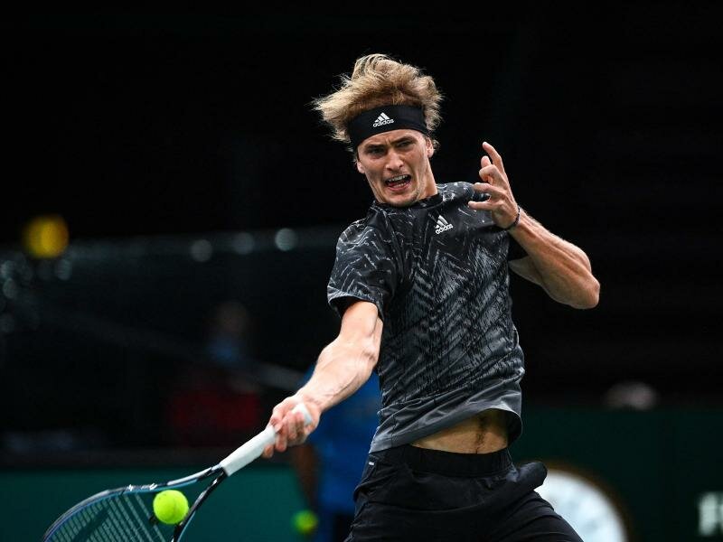 Alexander Zverev verlor das Halbfinale von Paris gegen Daniil Medwedew glatt in zwei Sätzen. Foto: Christophe Archambault/AFP/dpa