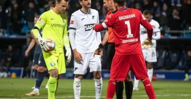 Bochums Torwart Manuel Riemann (l) trat gegen Hoffenheim zum Elfmeter an - und verschoss. Foto: Bernd Thissen/dpa